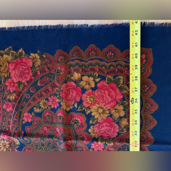 🌺Spectacular Vintage ECHO Navy & Pink Fine Wool 43” Square Scarf—Lightweight - Picture 5 of 16
